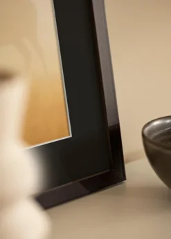 Ram Selection Valnöt 50x70 cm - Passepartout Svart 42x59,4 cm (A2)